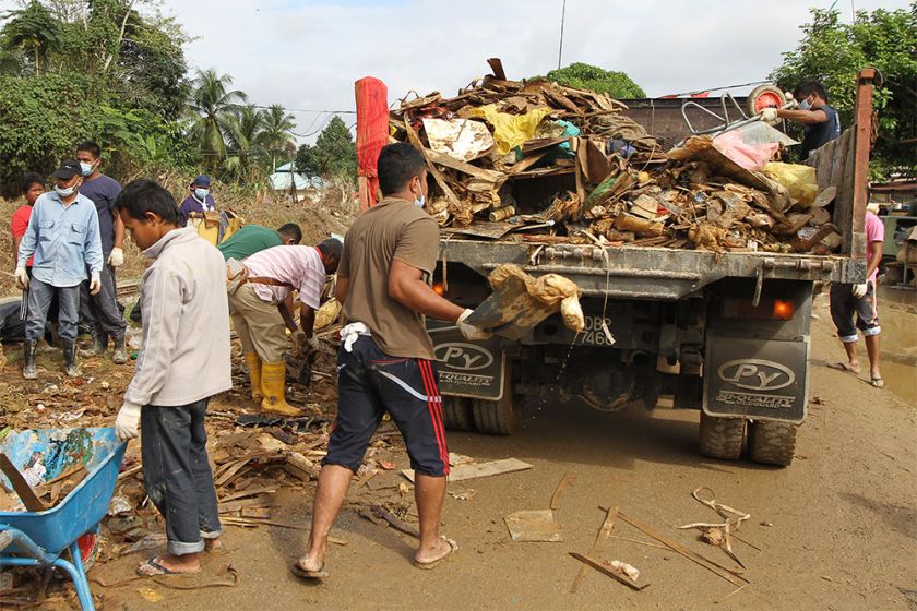 Tzu Chi had divided the village into five main areas to facilitate the cleanup, and the locals were split into groups of around 20 to tackle each areas.