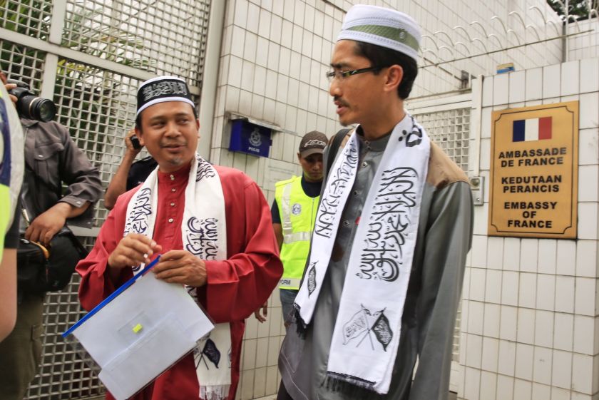 Hizbut Tahrir deliver a memorandum to the French embassy to denounce the alleged double-standard adopted by France regarding freedom of speech. u00e2u20acu2022 Picture by Saw Siow Feng
