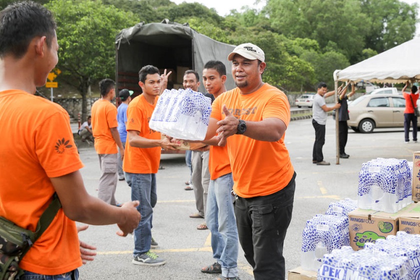Volunteers from Sukarelawan NGO and Friends help transfer in goods that were donated to aid flood victims, December 30, 2014. — Picture by Choo Choy May