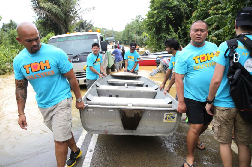 Mou Man Tai volunteers launching their boats for use in Mentakab, Pahang, January 3, 2015.