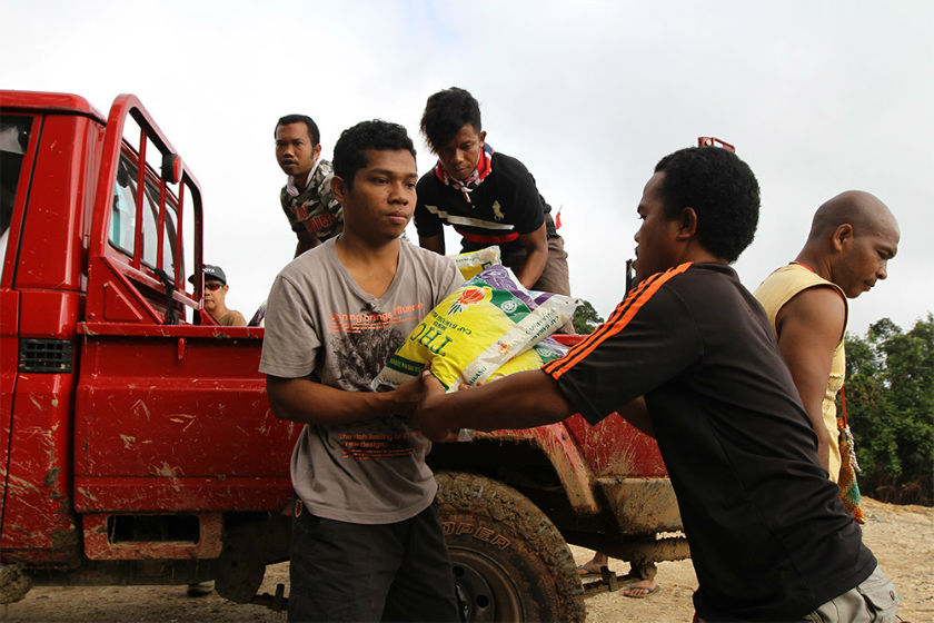 Orang Asli residents receiving flood relief aid at Pos Balar, Gua Musang, Kelantan, January 10, 2015. 