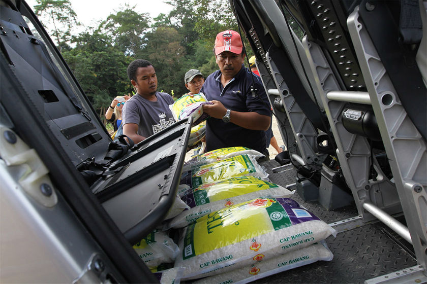 Orang Asli residents receiving flood relief aid at Pos Balar, Gua Musang, Kelantan, January 10, 2015. 