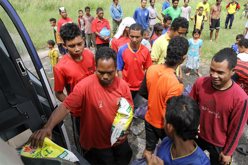 Orang Asli residents receiving flood relief aid at Pos Balar, Gua Musang, Kelantan, January 10, 2015. 