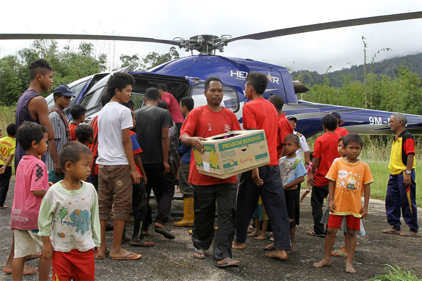 Orang Asli residents receive flood relief aid distributed by volunteers at Pos Balar, Gua Musang, Kelantan, January 10, 2015. — Pix by Yusof Mat Isa