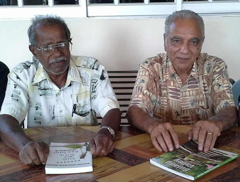 Rayappan (kiri) dan Balan Nair berkongsi kisah Lembah Bujang.