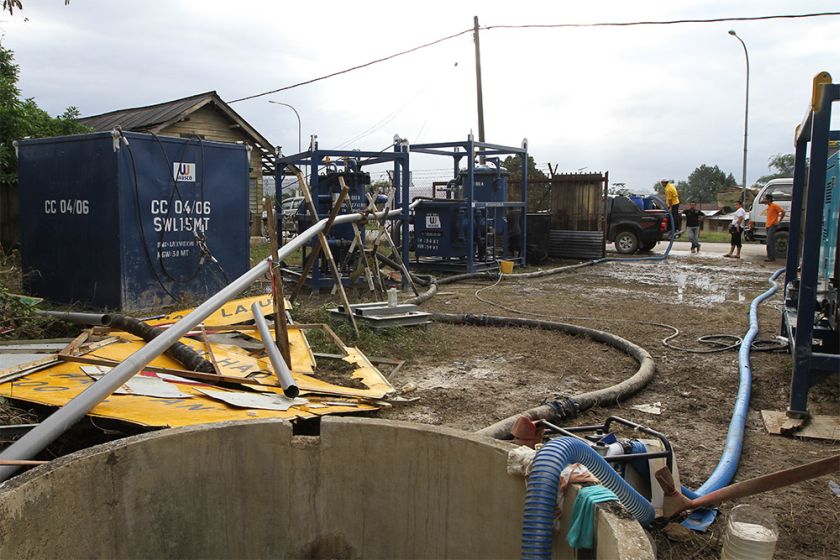 An air compressor pump is used to suck water out of the Durian River into the system. 