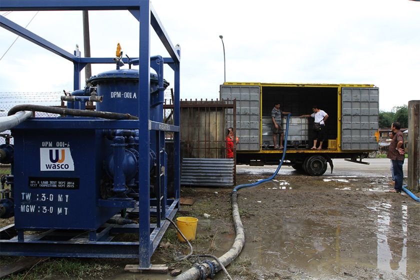 Local residents get fresh water in Guchil, Kuala Krai. 