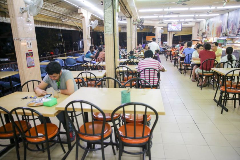 People are seen having supper at a ‘mamak’ shop, December 1, 2015. ― Picture by Choo Choy May