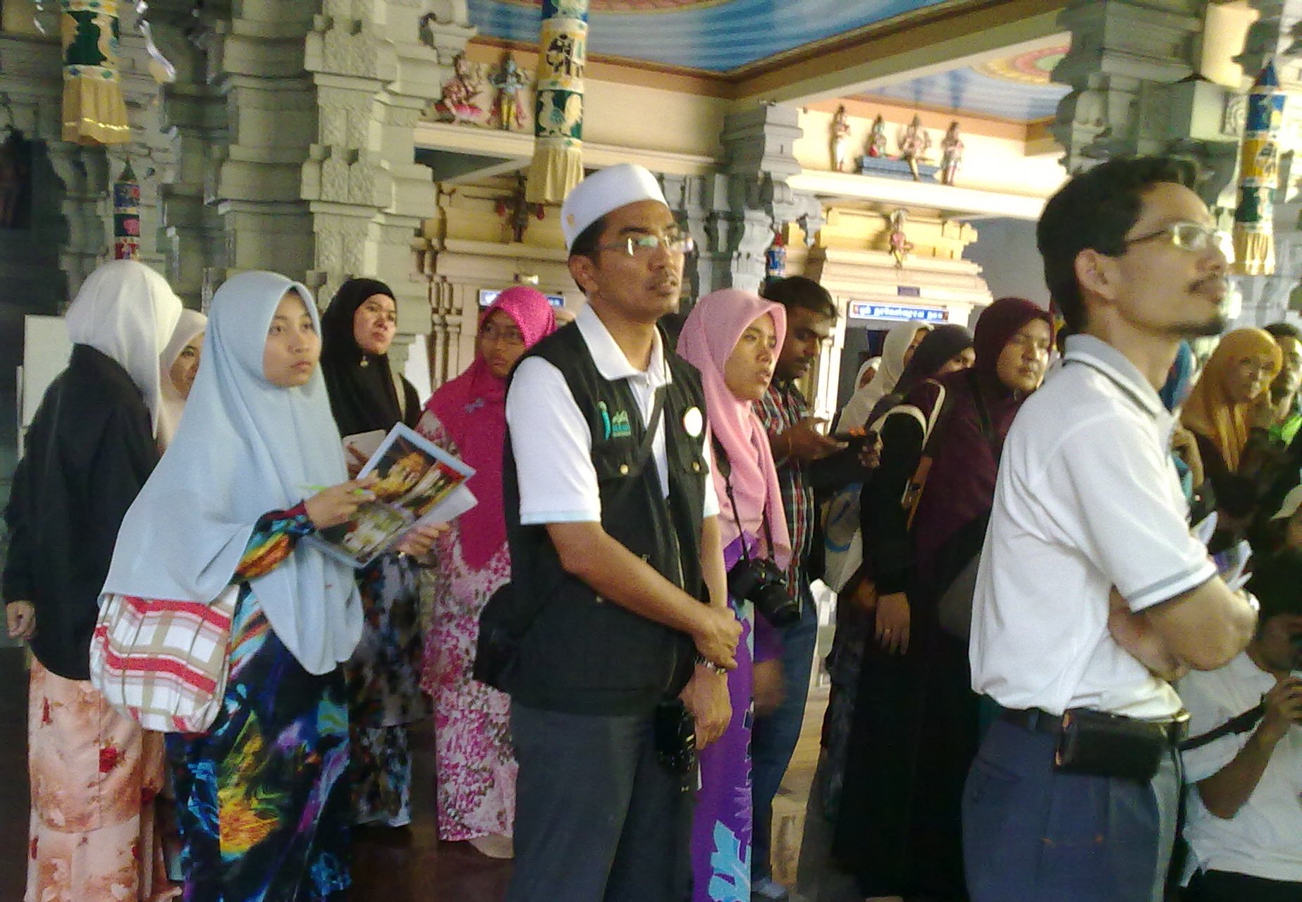 Ikram dan Hidayah Centre mengatur kunjungan ke sebuah kuil di Seremban pada 17 Februari 2013. — Gambar oleh Uthaya Sankar