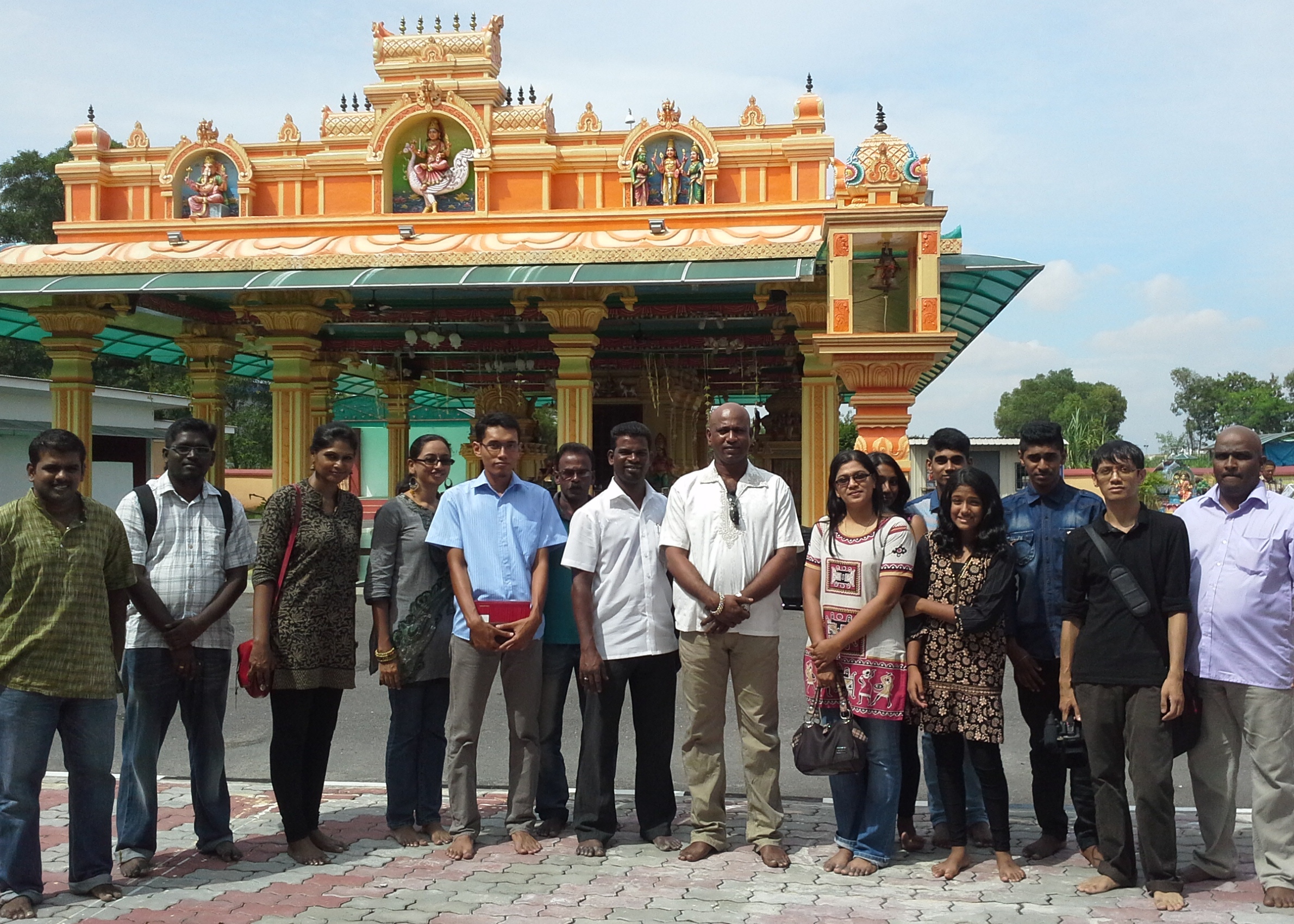 Konvoi Rumah Ibadat anjuran Kavyan turut membantu peserta memahami ajaran Hindu. — Gambar oleh Uthaya Sankar