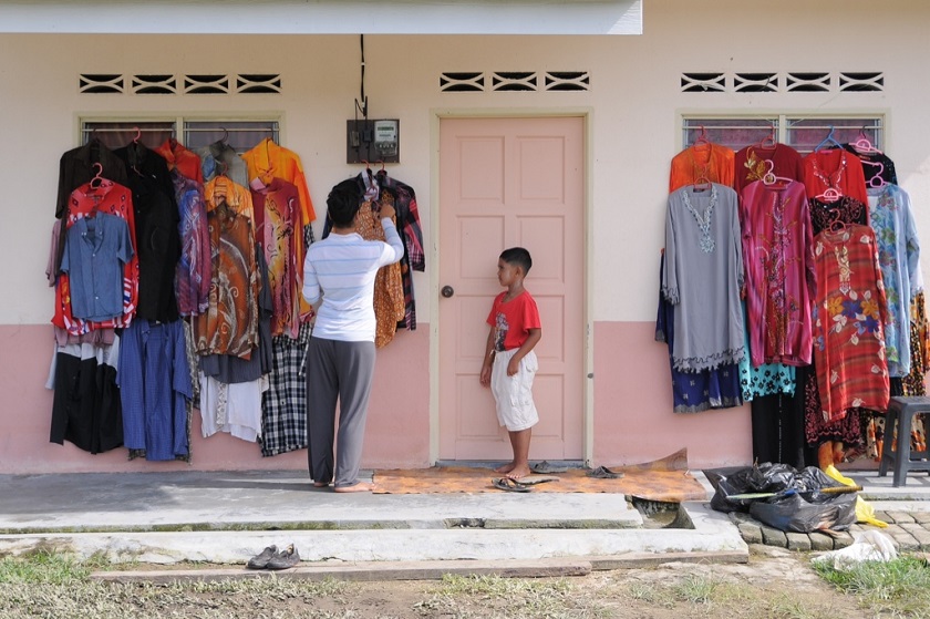 Residents clean and wash clothes after flood waters started to subside at Kampung Senggang in Kuala Kangsar, Perak, January 2, 2015. ― Picture by K.E. Ooi