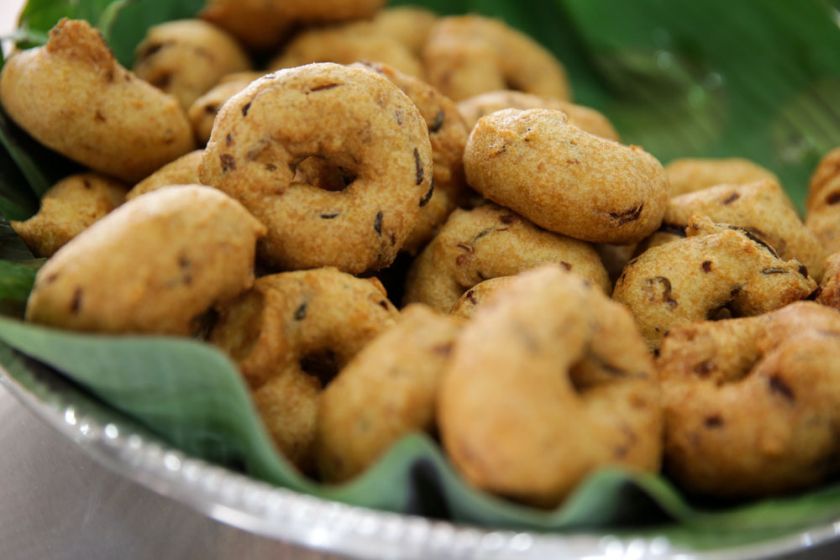 Pick up snacks like vadai at the counter for your tea break.