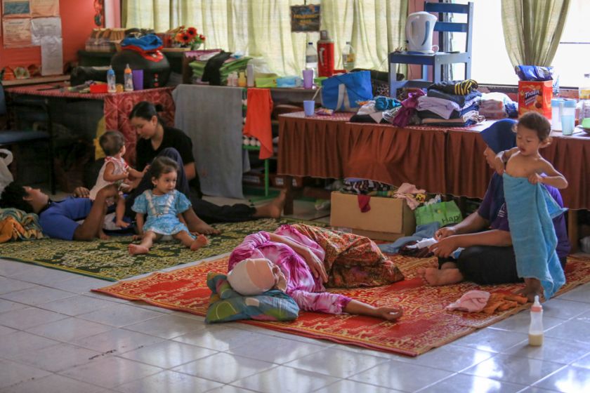 Residents affected by floods at the evacuation centre at Sekolah Kebangsaan Kampung Tengah in Temerloh, Pahang, January 2, 2015. — Picture by Siow Feng Saw