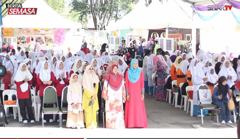 A screen capture of the video posted by Sinar on YouTube, showing participants at the campaign to promote sexual abstinence among young girls.