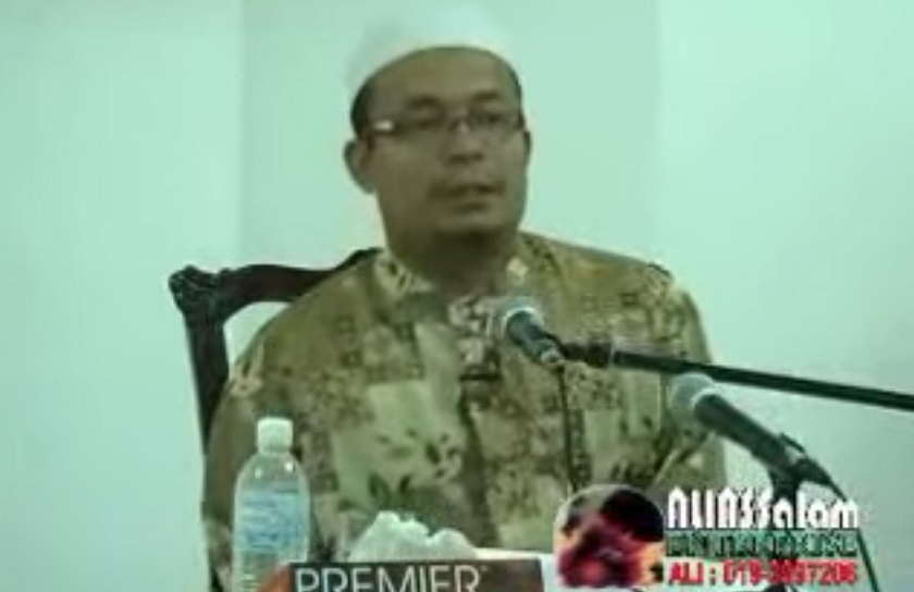 A screen capture of the video showing popular Islamic preacher Datuk Mohammad Kazim Elias. 
