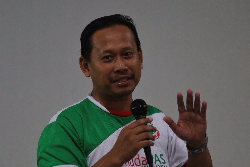 PAS Youth chief Suhaizan Kaiat speaks at a forum organised by Lensa, February 3, 2014. u00e2u20acu201d Picture by Saw Siow Fengn
