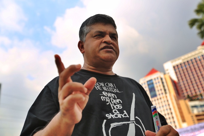 Cartoonist Zunaru00e2u20acu2122s was put in an awkward position at his launch today when his latest book u00e2u20acu02dcROS in Kangkong landu00e2u20acu2122 failed to turn up. u00e2u20acu2022 Picture by Saw Siow Feng