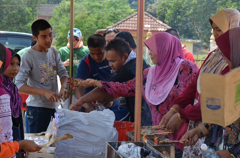 Volunteers speaking to the happy shoppers at the FreeMarket in Kuala Krai, Kelantan. 