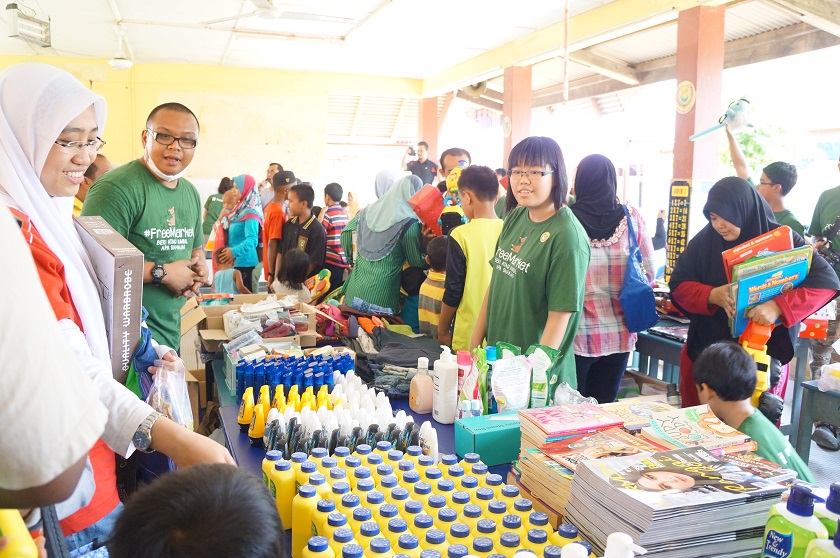 Volunteers speaking to the shoppers at the FreeMarket in Kuala Krai, Kelantan. 
