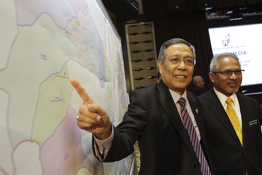 Election Commission chairman Tan Sri Abdul Aziz Yusof showing the map of Chempaka during a press conference on the N.06 Cempaka By-election in Putrajaya, February 18, 2015. u00e2u20acu201d Picture by Yusof Mat Isa 