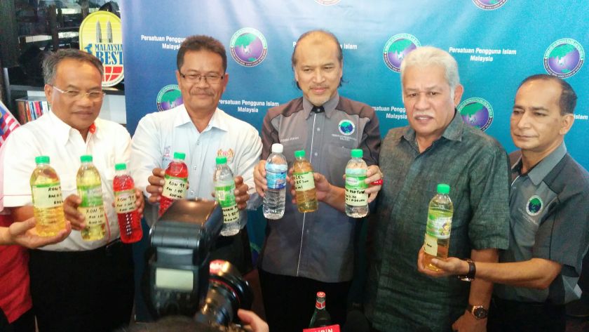 PPIM president Datuk Nadzim Johari (centre) lashed out at giant mineral water manufacturer Spritzer for selling expensive bottled water and called on consumers to boycott its products. u00e2u20acu201d Picture by Mayuri Mei Lin