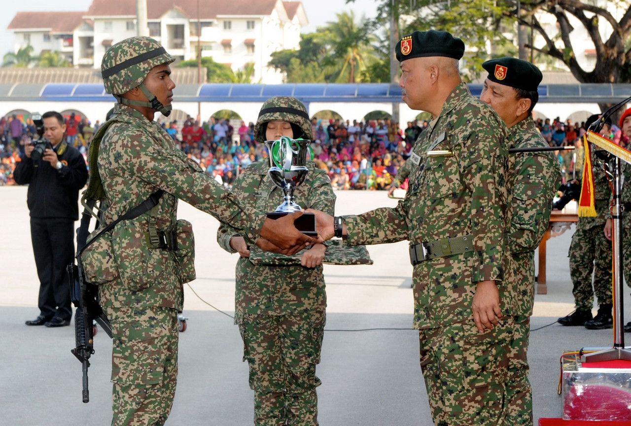 Army Chief Gen Tan Sri Raja Mohamed Affandi Raja Mohamed Noor (right) presenting a trophy to a young soldier at the Army Training Centre in Port Dickson, February 14, 2015. u00e2u20acu2022 Bernama pic