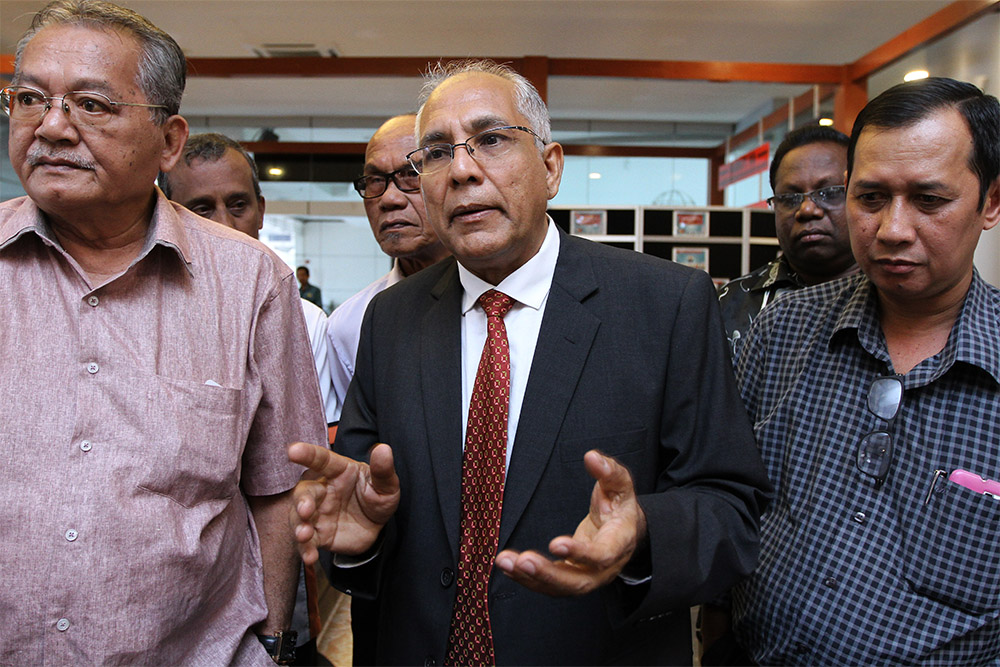 President of Seksyen 5 Residential Committee, Mohamed Rafiq Fazaldin (centre), speaks to the media at the Bangunan Sultan Salahuddin Abdul Aziz Shah in Shah Alam, on February 9, 2015. u00e2u20acu201d Picture by Yusof Mat Isa