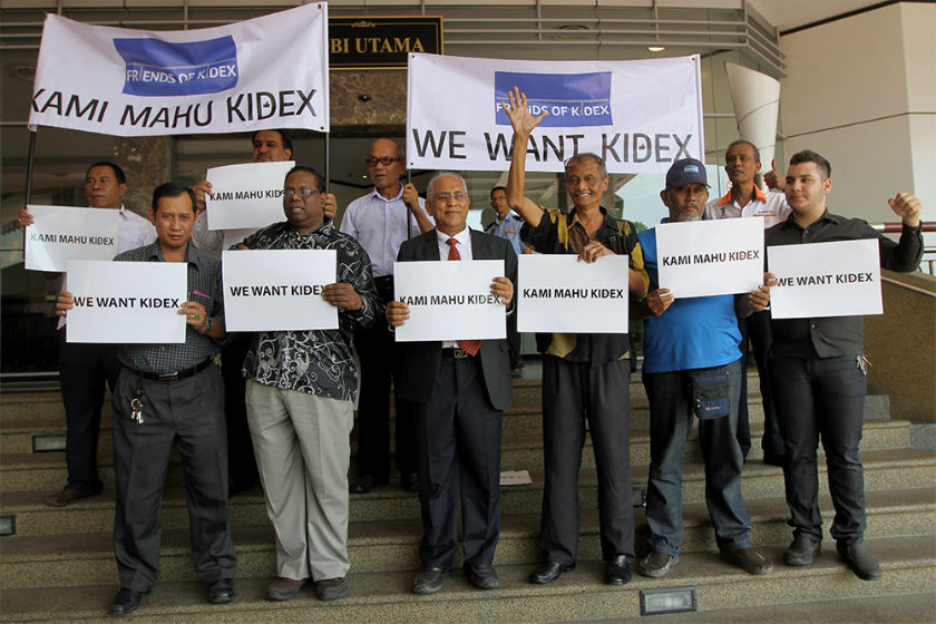 Pro-Kidek NGOs and residents pose for photographs in front of Bangunan Sultan Salahuddin Abdul Aziz Shah after handing over a memorandum to the Selangor MBu00e2u20acu2122s private secretary, February 9, 2015. u00e2u20acu201d Picture by Yusof Mat Isa 
