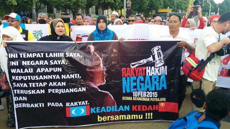 Protesters gathering outside the Palace of Justice in Putrajaya, February 10, 2015.  u00e2u20acu201d Picture by Mayuri Mei Lin