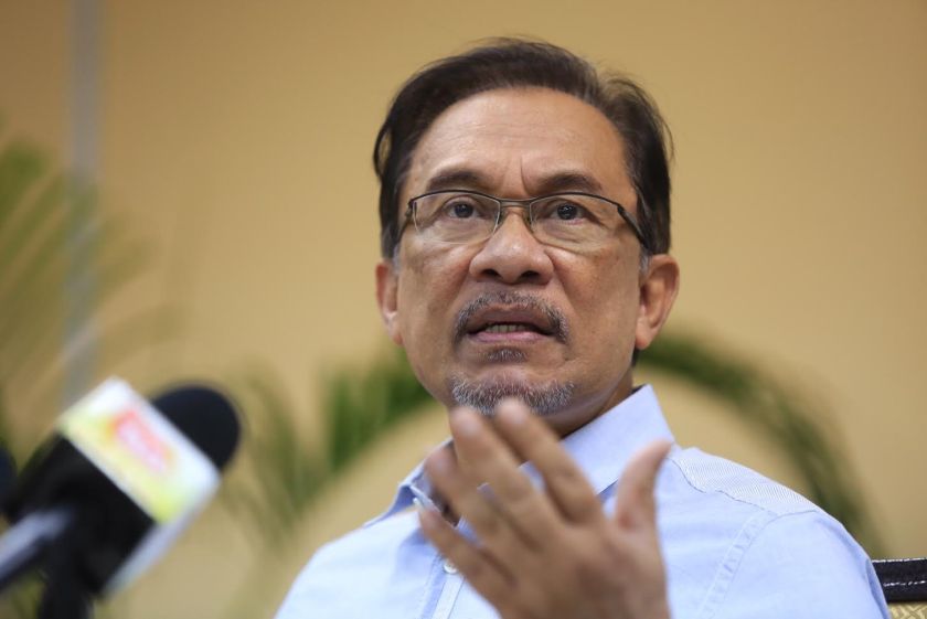 Anwar Ibrahim speaks to members of the media during a press conference at the Shah Alam Convention Centre, February 5, 2015. u00e2u20acu201d Picture by Saw Siow Fengnn