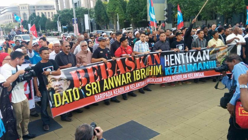 Supporters of Datuk Seri Anwar Ibrahim are seen rallying outside thePalace of Justice in Putrajaya, February 10, 2015. u00e2u20acu2022 Picture by Mayuri Mei Lin