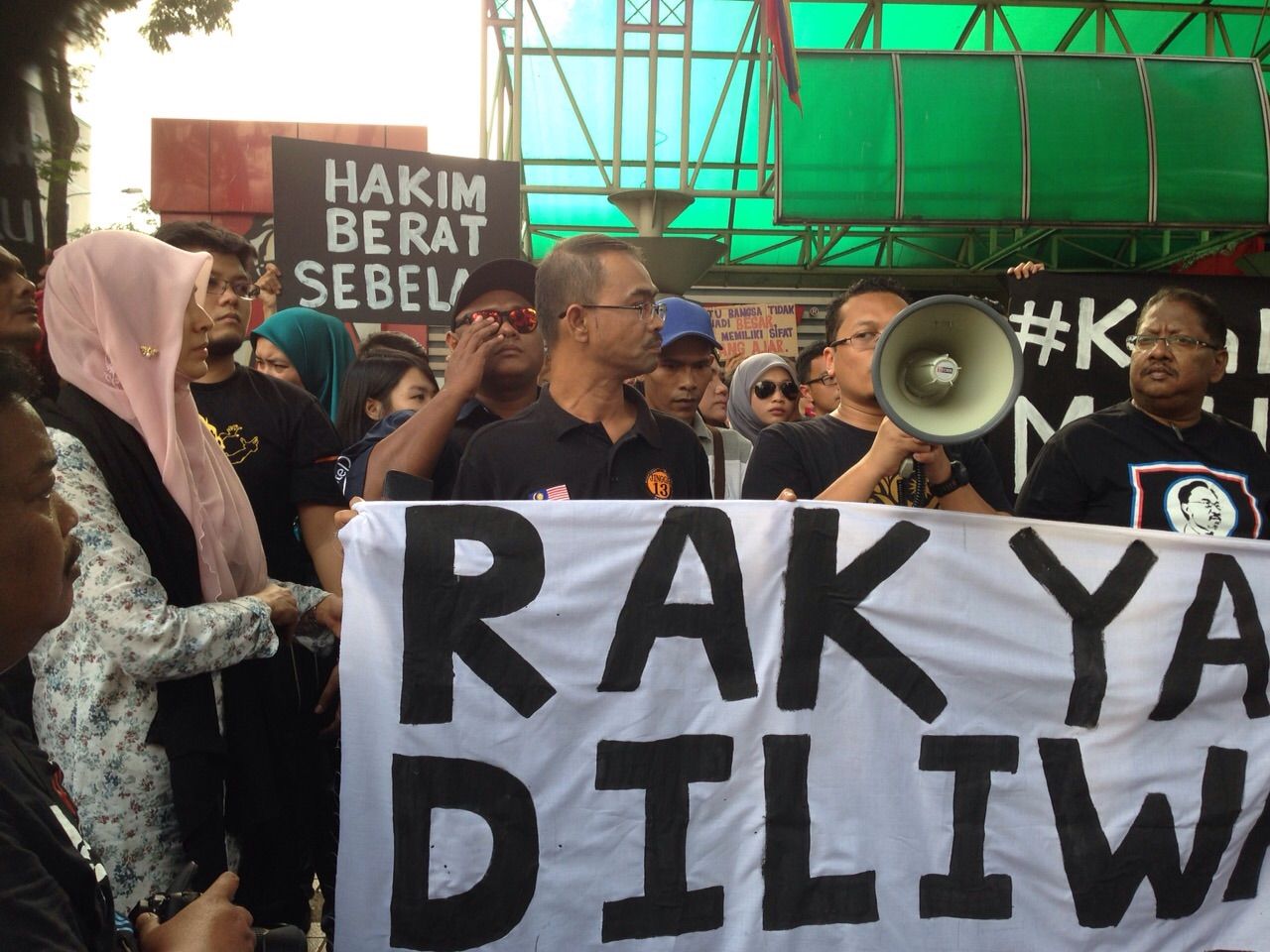 A Youth activist speak to supporters of Opposition Leader Datuk Seri Anwar Ibrahim during a rally against his imprisonment outside the Sogo shopping mall in Kuala Lumpur, February 14, 2015. u00e2u20acu2022 Picture by Melissa Chi