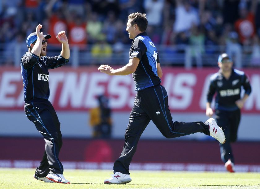 New Zealandu00e2u20acu2122s Trent Boult (C) celebrates dismissing Australiau00e2u20acu2122s Mitchell Stark with Kane Williamson (L) in their Cricket World Cup match in Auckland February 28, 2015. REUTERS/Nigel Marple