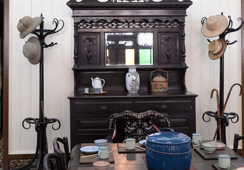 The dining room after the entrance with a long dining table and chair at Han Chin Pet Soo.