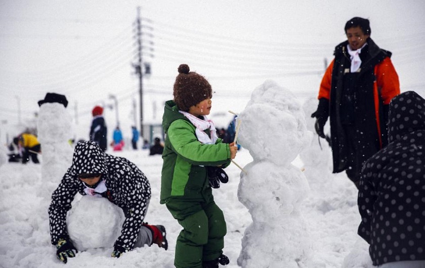 This handout picture taken by the Iiyama Chamber of Commerce on February 15, 2015 shows children making snowmen in Iiyama city, Nagano prefecture. u00e2u20acu201d AFP pic
