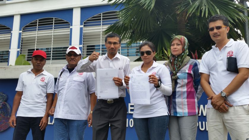 Jaringan Melayu Malaysia (JMM) members are seen outside the Dang Wangi polic station. u00e2u20acu2022 Picture by Yap Tzu Ging