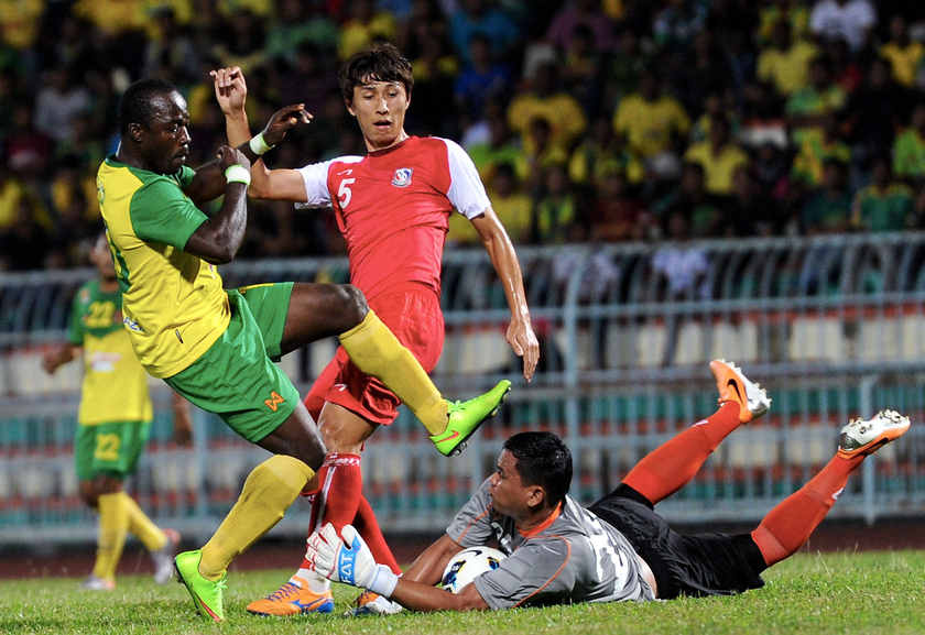 Kedah's Chidi Edeh (left) tries to bring the ball past goalkeeper Mahathir of KL SPA FC Putrajaya in their Premier League match in Alor Star February 6, 2015. u00e2u20acu201d Bernama pic