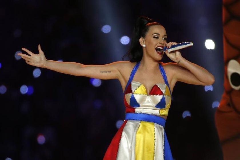 Katy Perry performs at the halftime show at the NFL Super Bowl XLIX football game between the Seattle Seahawks and the New England Patriots in Glendale, Arizona, February 1, 2015. REUTERS/Lucy Nicholson 