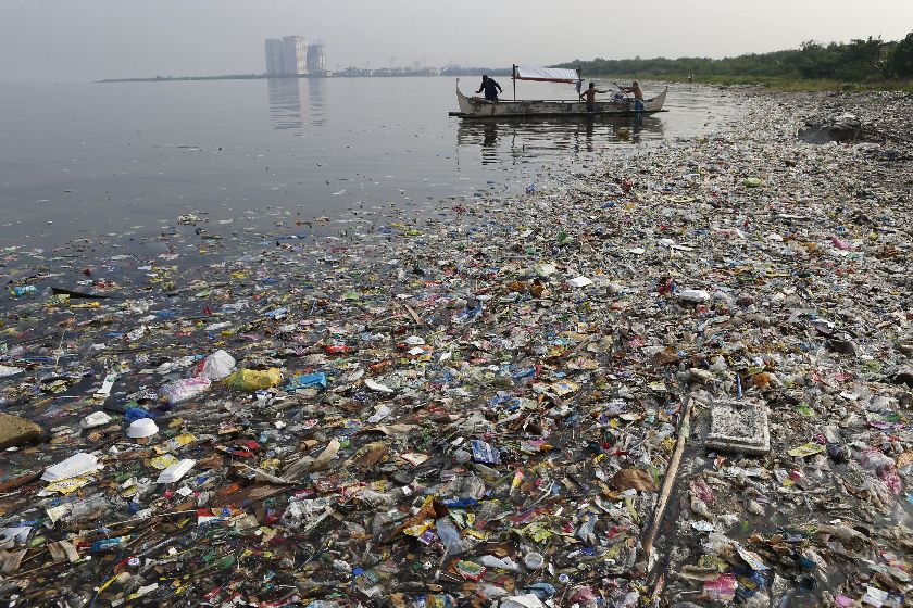 Fishermen set out to fish, amidst garbage off the shore of Manila Bay during World Oceans Day in Paranaque, Metro Manila, June 8, 2013. REUTERS/Erik De Castro