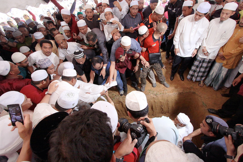PAS spiritual leader Datuk Nik Abdul Aziz Nik Mat is laid to rest at the Pulau Melaka Muslim cemetery February 13, 2015. u00e2u20acu2022 Bernama pic