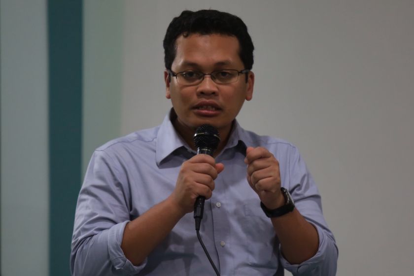 PKR Youth chief Nik Nazmi Nik Ahmad speaks at a forum organised by Lensa, February 3, 2014. u00e2u20acu201d Picture by Saw Siow Feng