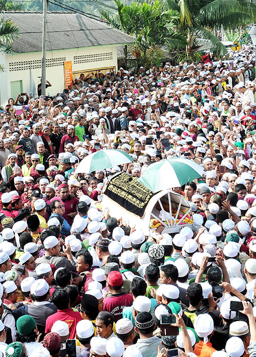 PAS spiritual adviser Nik Aziz’s death left the Chempaka seat vacant and now Umno says it is not contesting in the by-election for the sake of “Muslim unity”. — Bernama pic