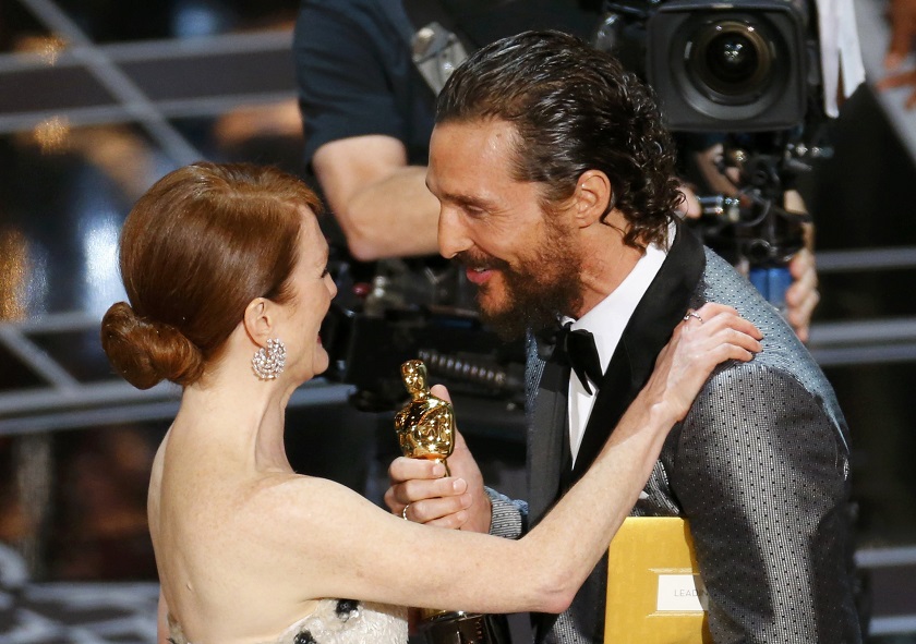 Julianne Moore accepts the Oscar for Best Leading Actress for her role in u00e2u20acu02dcStill Aliceu00e2u20acu2122 from Matthew McConaughey at the 87th Academy Awards in Hollywood, California February 23, 2015. u00e2u20acu201d Reuters pic  