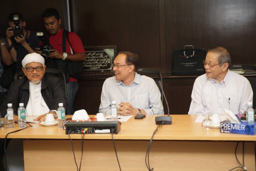Datuk Sri Anwar Ibrahim (centre), flanked by Lim Kit Siang (right), and Abdul Hadi Awang at the Pakatan Council meeting at the PAS headquarters in Kuala Lumpur, February 8, 2015. u00e2u20acu201d Picture by Choo Choy May