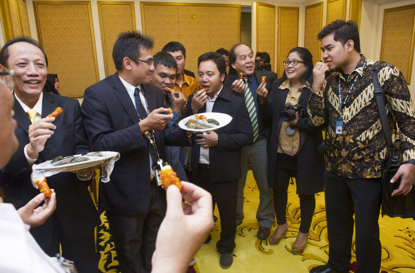 Members of local and Indonesian media enjoy eating the u00e2u20acu02dcpopiahu00e2u20acu2122 spring roll when a delegation from Indonesiau00e2u20acu2122s Parliament made a courtesy call on Parliament in Kuala Lumpur, February 23, 2015. u00e2u20acu201d Bernama pic