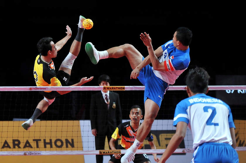 Malaysia's Hanafiah Dollah (in yellow) facing Indonesia's Hendra Pago at the Istaf Super Series sepak takraw competition in Malacca February 6, 2015. u00e2u20acu201d Bernama pic