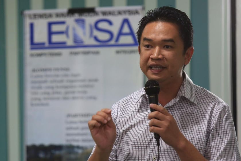 DAP Socialist Youth chief Teo Kok Seong speaks at a forum organised by Lensa, February 3, 2014.  u00e2u20acu201d Picture by Saw Siow Feng