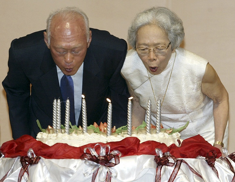 Lee Kuan Yew, architect of modern Singapore, and his wife Kwa Geok Choo (right) blow out candles on his birthday cake as he celebrates his 80th birthday in Singapore in this September 16, 2003 file photo. u00e2u20acu201d Reuters picn