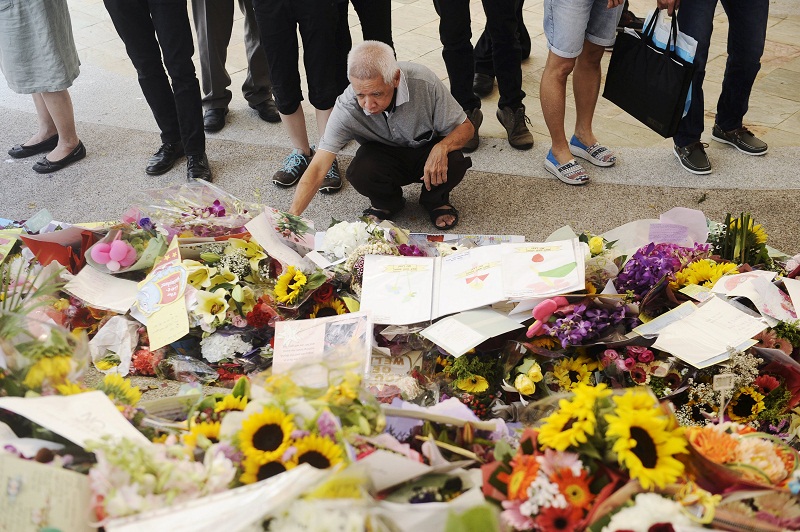 A man reads tributes to Singaporeu00e2u20acu02dcs former prime minister Lee Kuan Yew, at the Singapore General Hospital, March 23, 2015. u00e2u20acu201d Reuters pic