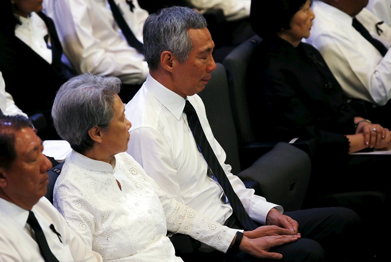 Singaporeu00e2u20acu02dcs Prime Minister Lee Hsien Loong is comforted by his wife Ho Ching after delivering his eulogy for his father and former leader Lee Kuan Yew at the University Cultural Centre at the National University of Singapore March 29, 2015. u00e2u20acu201d Reuters 